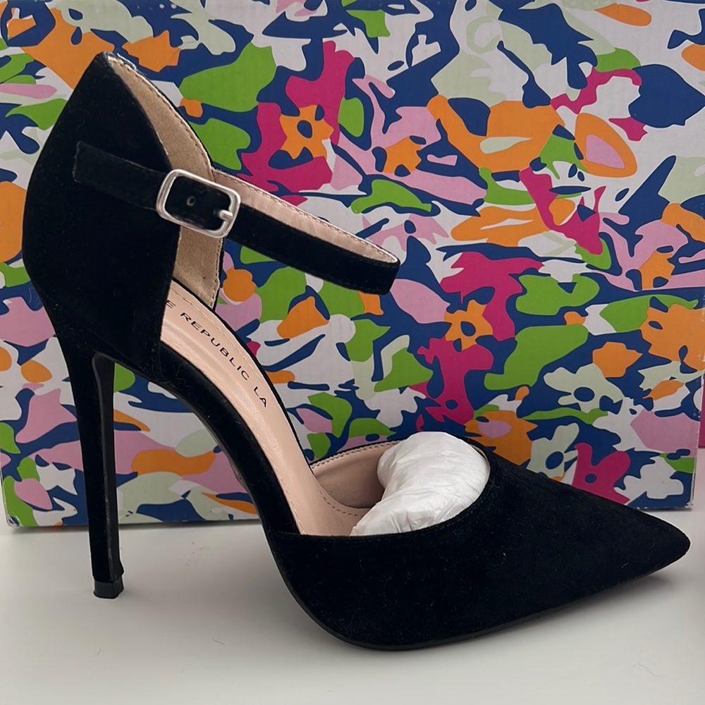 Shoe Republic 6.5 Pointed Toe High Heels